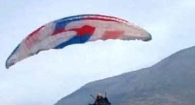Paraşütçü inişe geçtiği sırada 20 metre yükseklikten böyle düştü