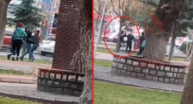 Suriyeliler sokak ortasında kılıçlarla birbirlerine girdi