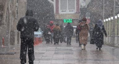 Aksaray’da şehir merkezine yılın ilk karı yağdı