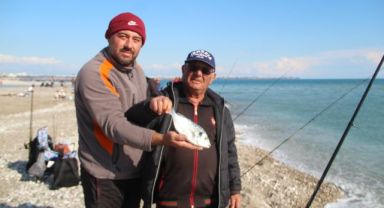 Antalya'da fırtına balık üretim çiftliğini vurdu, oltasını alan sahile koştu