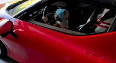 Görüntüler olay oldu! Kenan Sofuoğlu’nun 3 yaşındaki oğlu Ferrari kullandı