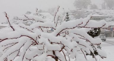 Kırşehir'de kar yağışı nedeniyle 19 köyle ulaşım kesildi
