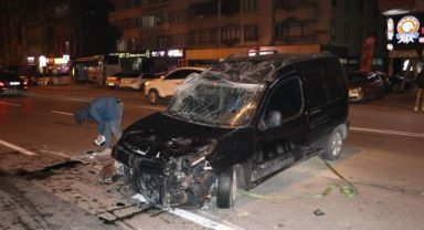 Refüje çarpan ticari araç takla attı