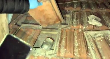 Uyuşturucuyu çatıdaki kiremitlerin altına zulalamışlar