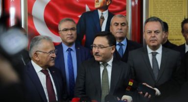 Vali Çiçek, Öğrencilerin Karne Heyecanına Ortak Oldu