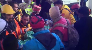 Adıyaman'da depremin 207. saatinde 12 yaşındaki çocuk kurtarıldı
