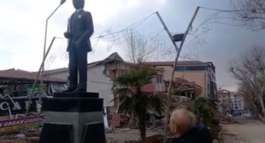 Adıyaman'da fay hattı üzerinde ayakta kalan Atatürk heykeli