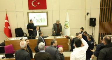AK Partili meclis üyesi Hacer Çınar, Bolu Belediye Başkanı Tanju Özcan'a su şişesi fırlattı