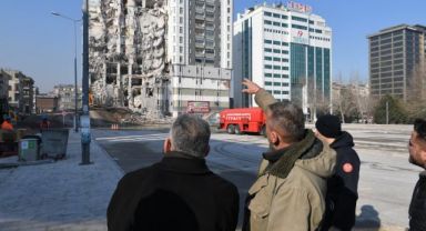 Başkan Büyükkılıç, Ağır Hasarlı Binadaki Yıkım Çalışmalarını İnceledi
