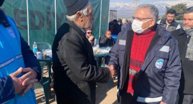 Başkan Büyükkılıç, Deprem Bölgesinde Sıcak Yemek ve Çorba Dağıttı