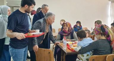 Başkan Büyükkılıç, Depremzedeleri Ziyaret Edip, Çocuklarla İlgilendi