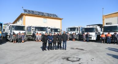 BÜYÜKKILIÇ, BAŞKANLARLA DEPREM BÖLGESİNE 20 TEMİZLİK ARACI VE 100 PERSONEL GÖNDERDİ