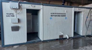 Büyükşehir, 2 Günde Hazırladığı 8 Duş, 2 WC'li Seyyar Duş Kabinini Deprem Bölgesine Gönderdi