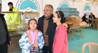Büyükşehir KAYMEK'in El Emeği Kışlık Örgüleri Depremzedeleri Isıtıyor