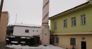 Büyükşehir Sarız'da Hasarlı Minareyi Sorunsuz Şekilde Yıktı