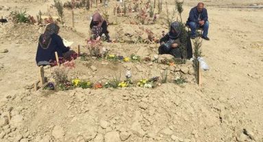 Çok büyük acı! Mezarlarına sarıldı sözleri kahretti