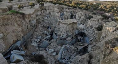 Deprem sonrası dehşete düşüren görüntü! Koca tarla ikiye bölündü