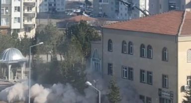 Depremde hasar gören cami minaresi yıkıldı