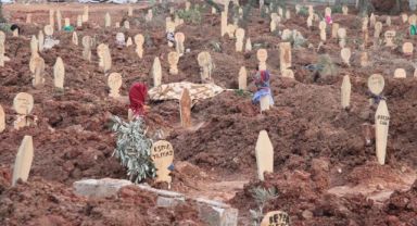 Depremde ölenlerin mezarları yürekleri burktu