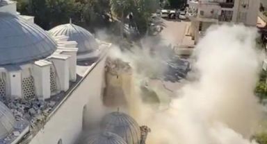 Depremde zarar gören minareler tek tek yıkıldı