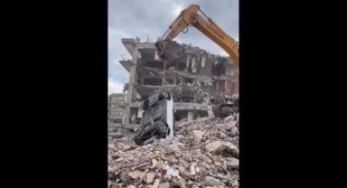 Depremden sağlam kurtulan araç kepçe operatörünün hatalı manevralarıyla ağır hasarlı hale geldi