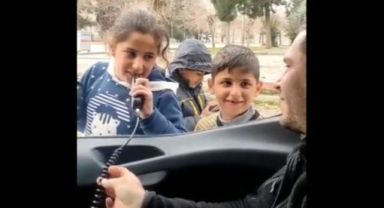 Depremzede çocuklara polis telsizinden şarkı söyletti