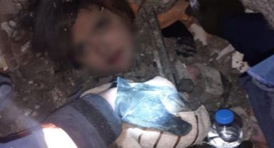 Enkazdan 30 saat sonra sağ çıkarılan 10 yaşındaki Eylül'e depremde can veren anne ve babası siper olmuş