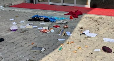 Evinde ne bulduysa dışarı attı
