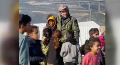 Gaziantep'te depremzede çocuklar askerleri sevinçle karşıladı