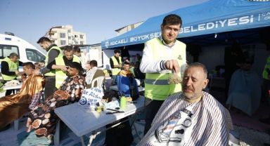 Gönüllü berber ve kuaförler çadır kentte depremzedeleri tıraş etti