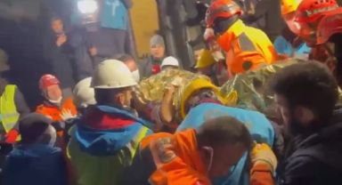 Hatay’da 56 yaşındaki Mehmet amca, 160 saat sonra kurtarıldı