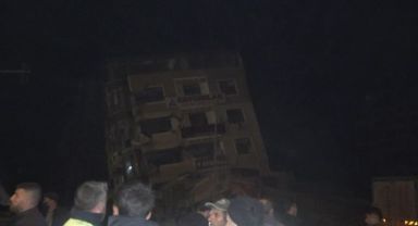 Hatay'da deprem sonrası ev yan yattı