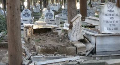 Hatay'da deprem sonrası mezarlar hasar gördü