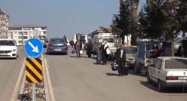 Hataylılar yerle bir olan şehirden otobüslerle terk ediyor