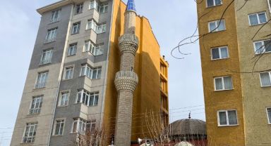 İki apartmanın arasında sıkışıp kalan cami ilginç bir görüntü sergiliyor