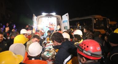İskenderun'dan 161'inci saatte güzel haber: 50 yaşındaki kadın kurtarıldı
