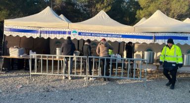 KAYSERİ BÜYÜKŞEHİR'DEN DEPREMZEDELER İÇİN SICAK ÇORBA VE DAĞITIM NOKTASI