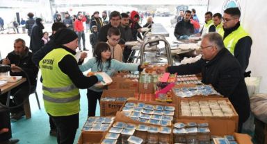 Kayseri Büyükşehir, İlk Konteyner Kentte Sıcak Yemek Dağıtıyor