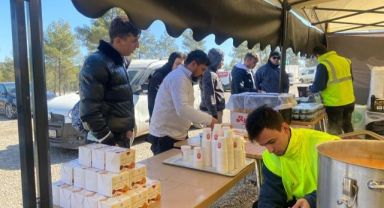Kayseri Büyükşehir'in Deprem Bölgesindeki Sıcak Yemek Hizmeti Kesintisiz Sürüyor