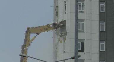 Kayseri'deki ağır hasarlı binanın yıkımına başlandı