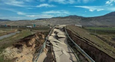 Pazarcık'ta depremde yarılan yol böyle görüntülendi!