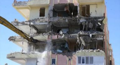 Şanlıurfa'da depremde ağır hasar alan binaların yıkımına başlandı