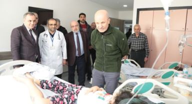 YÖK BAŞKANI ÖZVAR VE ERÜ REKTÖRÜ ALTUN, DEPREM BÖLGESİNDEN ERÜ’YE SEVK EDİLEN YARALILARI ZİYARET ETTİ