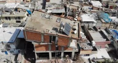 Adıyaman'da deprem sonrası ilginç görüntü! Birinci, ikinci ve dördüncü kat havada dururken üçüncü kat ortadan kayboldu