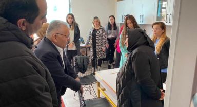 Başkan Büyükkılıç, Kızılay Yardım Toplama Merkezi'ni Ziyaret Etti