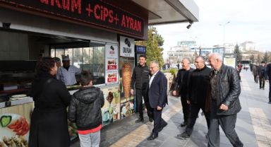 Başkan Büyükkılıç'tan Cumhuriyet Meydanı'nda Esnaf Ziyareti