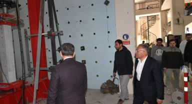Büyükkılıç, 2014'te Hayata Geçirdiği ERÜ Deprem Araştırma Laboratuvarı'nı Ziyaret Etti