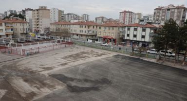 Büyükşehir, Yıkımını Tamamladığı Okulun Bahçesine Asfalt Döktü