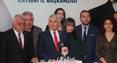 CHP Milletvekili Aday Adayı Avukat Zeki Gümüş, parti il binasında açıklama yaptı