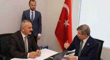 Davutoğlu adaylık başvurularını bizzat aldı